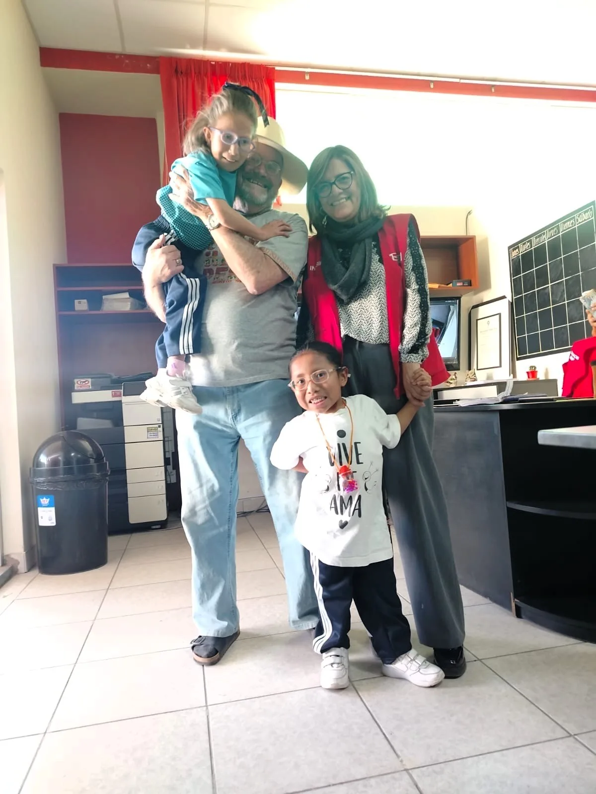 Man sieht einen Mann mit Kindern.